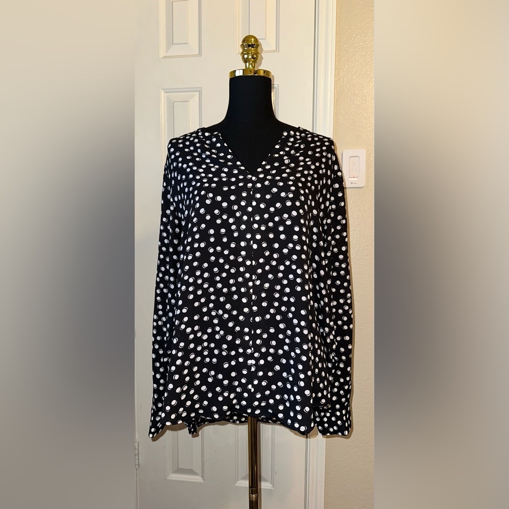 DKNY Women’s XL Black White Circle Print V-Neck Top High Low Hem